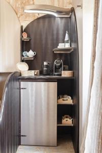 A kitchen or kitchenette at SPA B&B Roma D'Autore Il Nido d'Amore