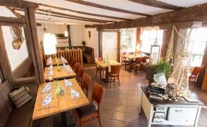 Jäger's Landhaus Rössle في Niedernhall: مطعم فيه طاولات وكراسي في الغرفة