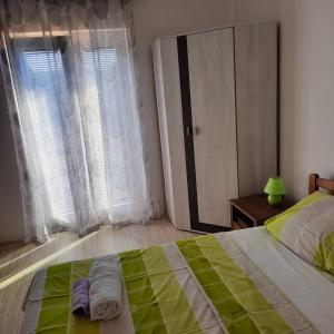 Postel nebo postele na pokoji v ubytování Apartmani Loli