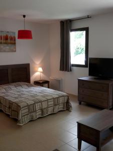 Cama o camas de una habitación en Vacancéole - Résidence Le Clos du Rocher