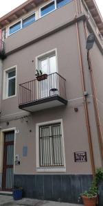 - Edificio con balcón y ventana en Cuttigghiu Holiday Apartment, en Catania