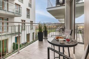 Apartamenty Kapitański Mostek by Renters tesisinde bir balkon veya teras