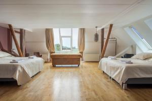 Postel nebo postele na pokoji v ubytování Large fully renovated farmhouse with indoor Swim spa and Sauna