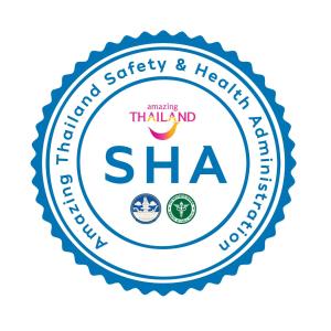 une étiquette pour une clinique de santé et de sécurité au mortier thailand dans l'établissement Bann Tawan Hostel Chiang Rai, à Chiang Rai