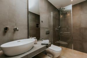Koupelna v ubytování AIORA villas + 37 fotografií
