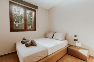 Кровать или кровати в номере AIORA villas