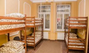 Habitación con 3 literas y 2 ventanas. en Lviv City Hostel, en Leópolis