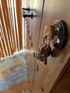 a pair of keys on a wooden door at Casa Rural Miravella in Castril