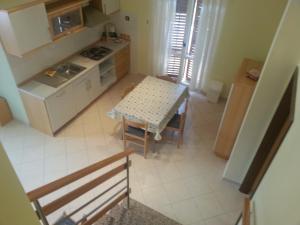 una vista aérea de una cocina con mesa en Apartment Toni, en Labin