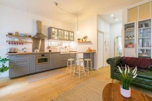 eine Küche und ein Wohnzimmer mit einer Couch und einem Tisch in der Unterkunft le Tillot in Dijon + 8 Fotos