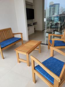 Χώρος καθιστικού στο Apartamento na Praia do Morro- Guarapari, de frente, varanda ampla, duas quadras da orla da praia +16 φωτογραφίες