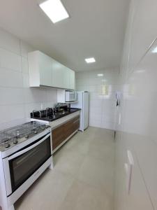 Η κουζίνα ή μικρή κουζίνα στο Apartamento na Praia do Morro- Guarapari, de frente, varanda ampla, duas quadras da orla da praia