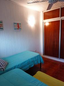 เตียงในห้องที่ Encantador departamento frente al mar 4 Amb