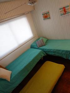 Giường trong phòng chung tại Encantador departamento frente al mar 4 Amb