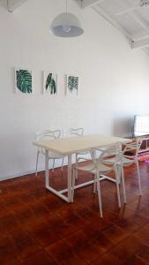 einen weißen Tisch und Stühle in einem weißen Zimmer in der Unterkunft Encantador departamento frente al mar 4 Amb in Villa Gesell