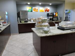 Restavracija oz. druge možnosti za prehrano v nastanitvi Ramada Suites by Wyndham San Diego
