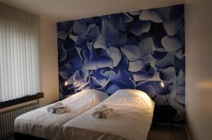 1 dormitorio con un mural de flores en la pared en ABC Boutique Apartments en Bruges