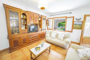a living room with a couch and a tv at Villa Olivers Vera in Alcudia