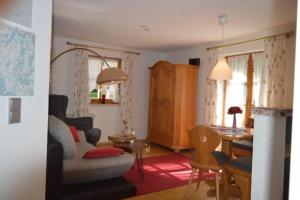 Un lugar para sentarse en Ferienwohnung Haus Florence