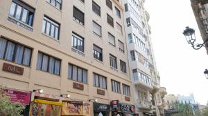 a tall building with many windows on a city street at Hostal Tartessos in Valencia