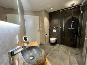 Koupelna v ubytování Alpin Art Appartements + 24 fotografií