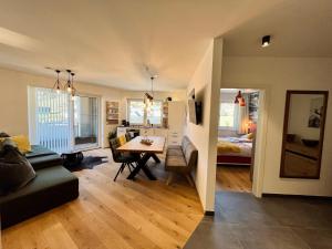 Postel nebo postele na pokoji v ubytování Alpin Art Appartements