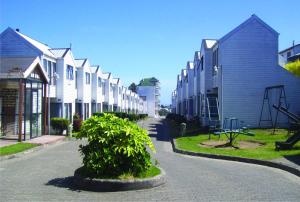 eine Kopfsteinpflasterstraße mit einer Reihe von Häusern in der Unterkunft Apart Hotel Fx in Puerto Montt
