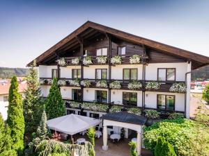 un condominio con piante sulla facciata di Gasthof Feichter a Finkenstein am Faaker See