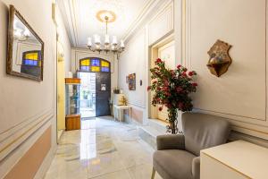 een woonkamer met een bank en een raam bij Ali Pasha Apartment in Istanbul