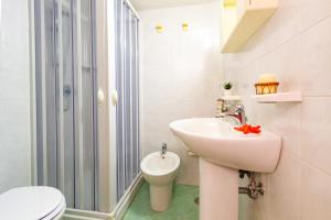 A bathroom at Appartamento Rosa Blu PT - MyHo Casa