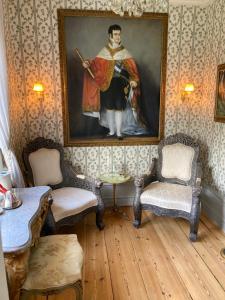una habitación con una pintura de un hombre sosteniendo un bate en Wedevågs Herrgård, en Vedevåg