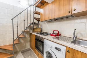 A kitchen or kitchenette at Appartamento Rosa Blu PT - MyHo Casa Még 2 kép