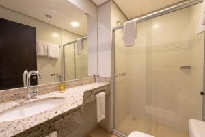 A bathroom at Class Hotel Passos