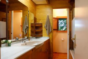 un baño con lavabo y espejo en Finca La Peñiga, en Mazcuerras 33 fotos más