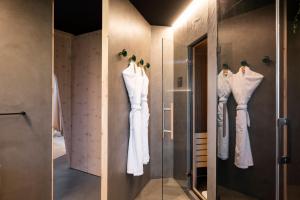 um closet com vestidos brancos em cabides em Whitepod Original em Monthey