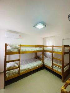 een kamer met 3 stapelbedden bij Apartamento Aquaville Resort in Aquiraz