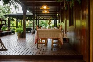 Una terraza de madera con una mesa y sillas. en Finca La Peñiga, en Mazcuerras