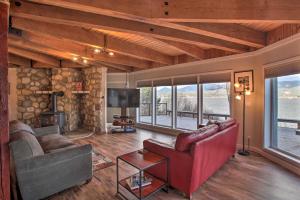 Gallery image of Lakefront Retreat with Hot Tub about 7 Mi to Schweitzer! in Sagle