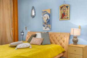 - un lit avec une couverture jaune et des oreillers dans l'établissement Lucilla Home - APT con WiFi nel cuore di Udine, à Udine