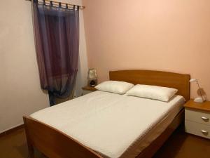 a bedroom with a bed and a window at Lago e Monti in Colico