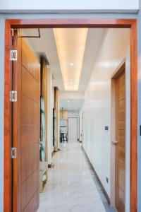 um corredor de escritório com portas e um corredor em Baan Salmon Pool Villa Chiang Mai em Mae Rim