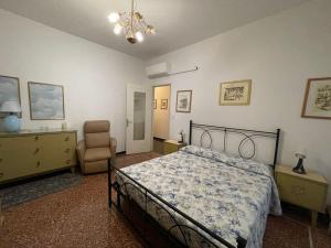 una camera con un letto e una sedia di Italia 22 a Rapallo