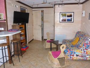 ein Wohnzimmer mit Sofa und Tisch in der Unterkunft Les Myrtilles in Le Bonhomme