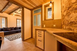 a kitchen with a counter and a living room at Blaue Wohnung - Goldenes-Häusle in Sulzbach an der Murr