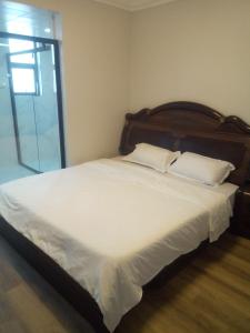Un pat sau paturi într-o cameră la Apple Tree Apartment