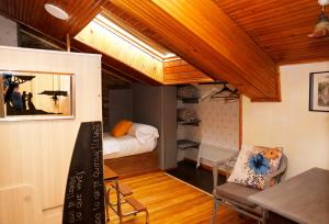 Cette chambre comprend un lit, une table et une chaise. dans l'établissement CASA SAVIOR, à Lourenzá