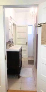 Et badeværelse på Heart of LA Koreatown bungalow 1bd 1bath