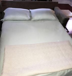 En eller flere senge i et værelse på Heart of LA Koreatown bungalow 1bd 1bath