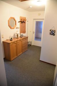 a room with a mirror and a dressing room at Gästehaus Steffen in Upgant-Schott