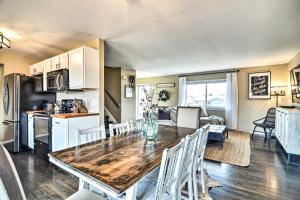 uma cozinha e sala de jantar com mesa e cadeiras em Arvada House with Fire Pit and Outdoor Kitchen! em Arvada